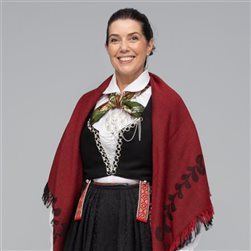 Bunad fra Vest-Agder med vevd sjal